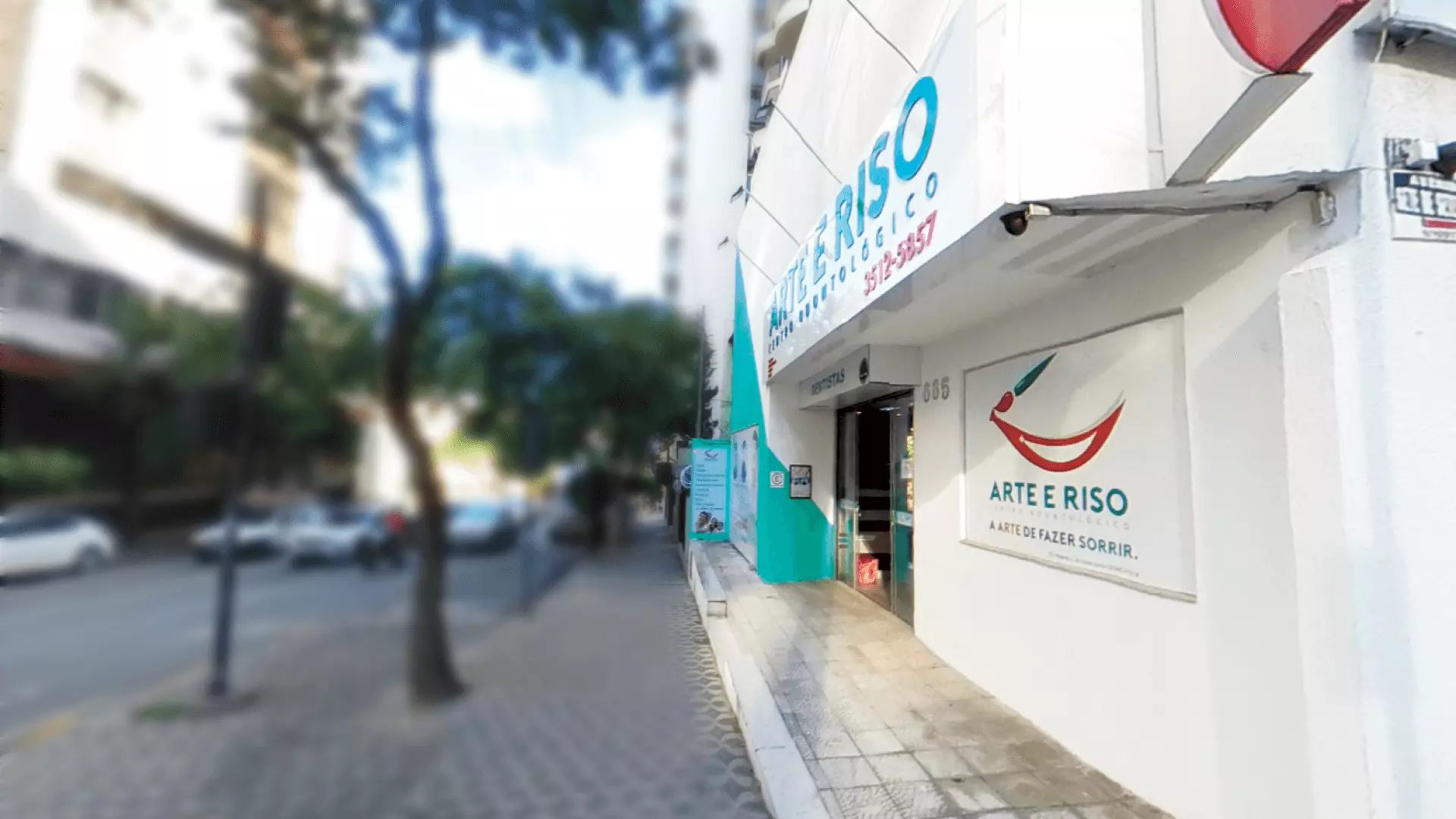 Fachada da Clínica Arte e Riso na Rua Rio de Janeiro, em Divinópolis