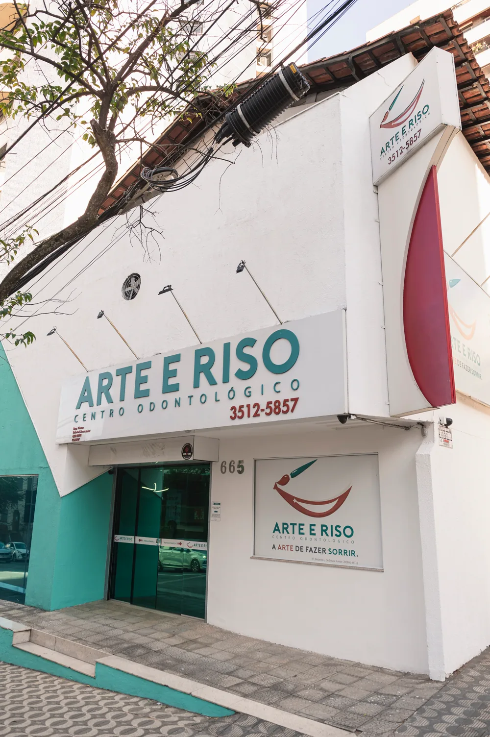 Fachada da Arte e Riso na Rua Rio de Janeiro, em Divinópolis