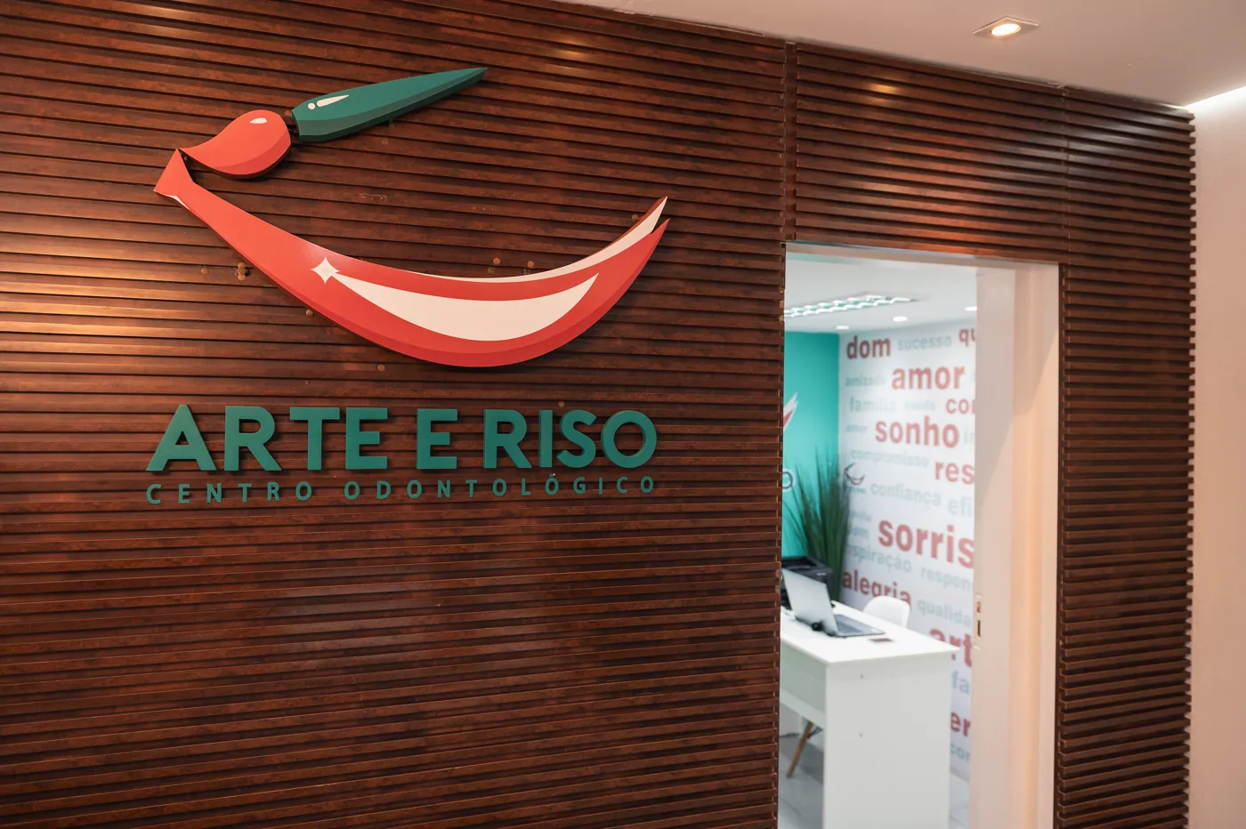 Ambiente interno da Arte e Riso com a identidade da clínica