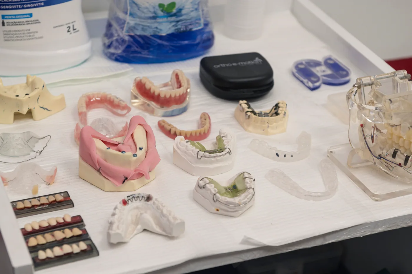 Modelos e próteses odontológicas usados no planejamento protético